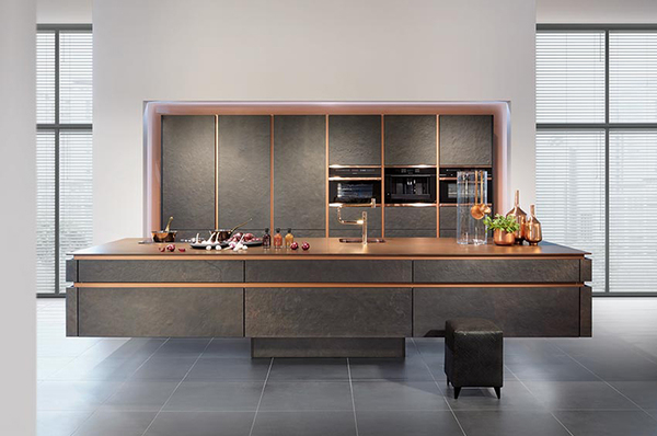 Moderne Designküche mit dunklen Fronten, Kupferelementen und integrierten Elektrogeräten.